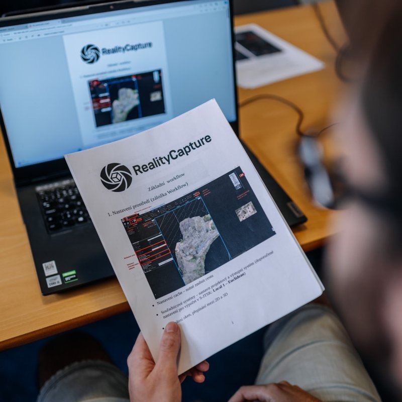 Studium tištěných materiálů ke školení RealityCapture