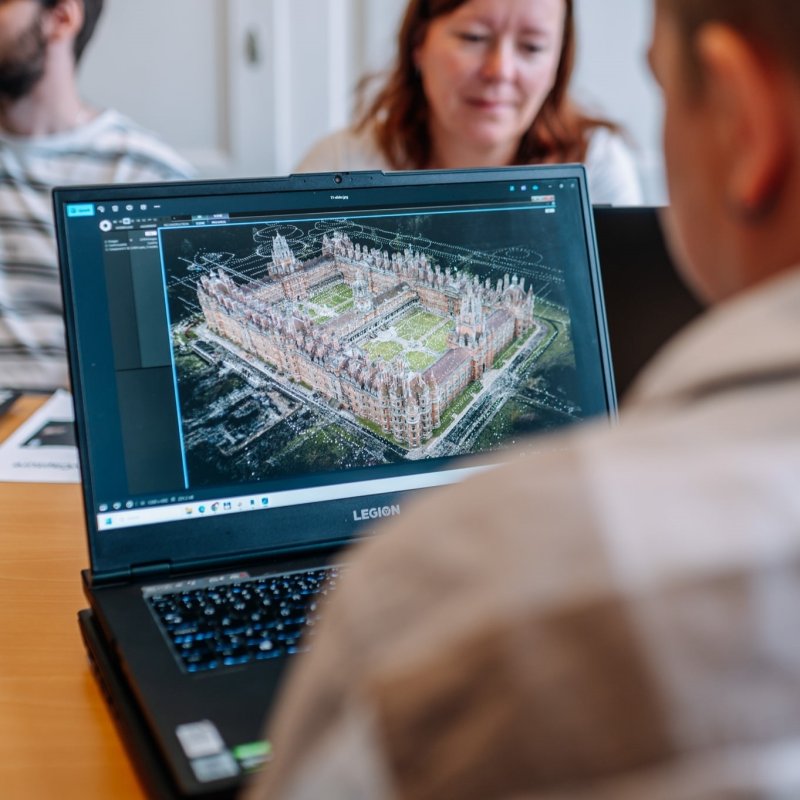 Účastníci školení pracují s 3D modelem historické budovy