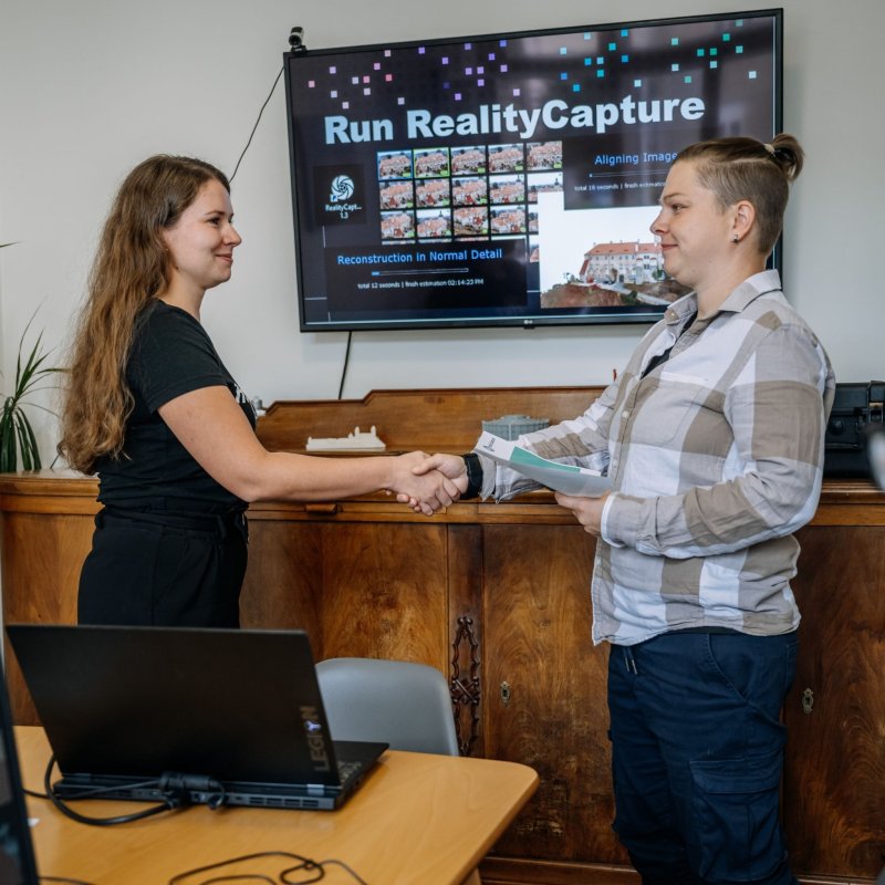 Předání certifikátu po úspěšném absolvování školení