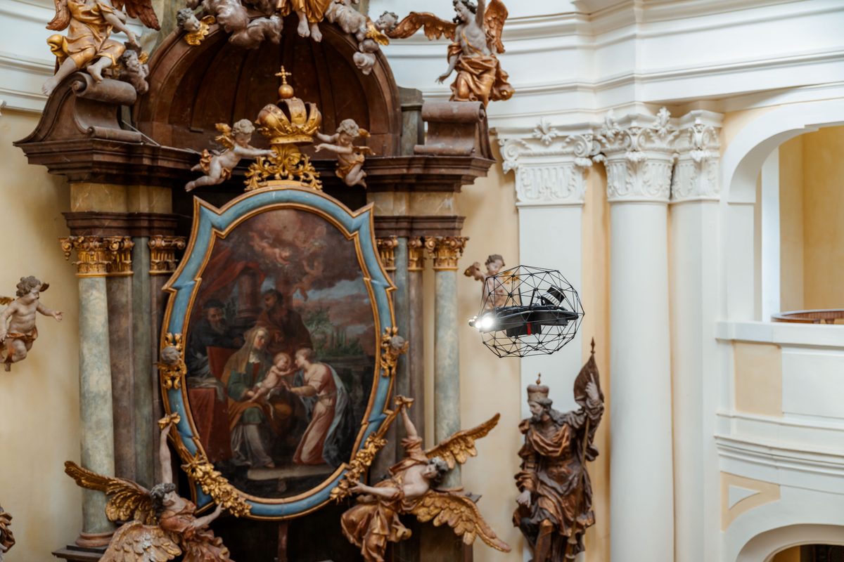 Dron při fotogrammetrickém snímkování barokního interiéru kostela