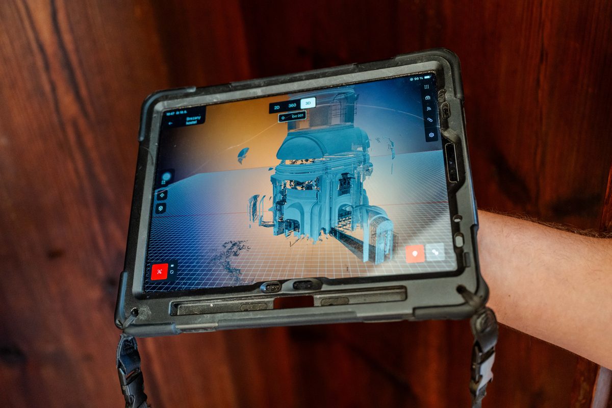 Kontrola 3D modelu z laserového skenování na tabletu přímo v terénu