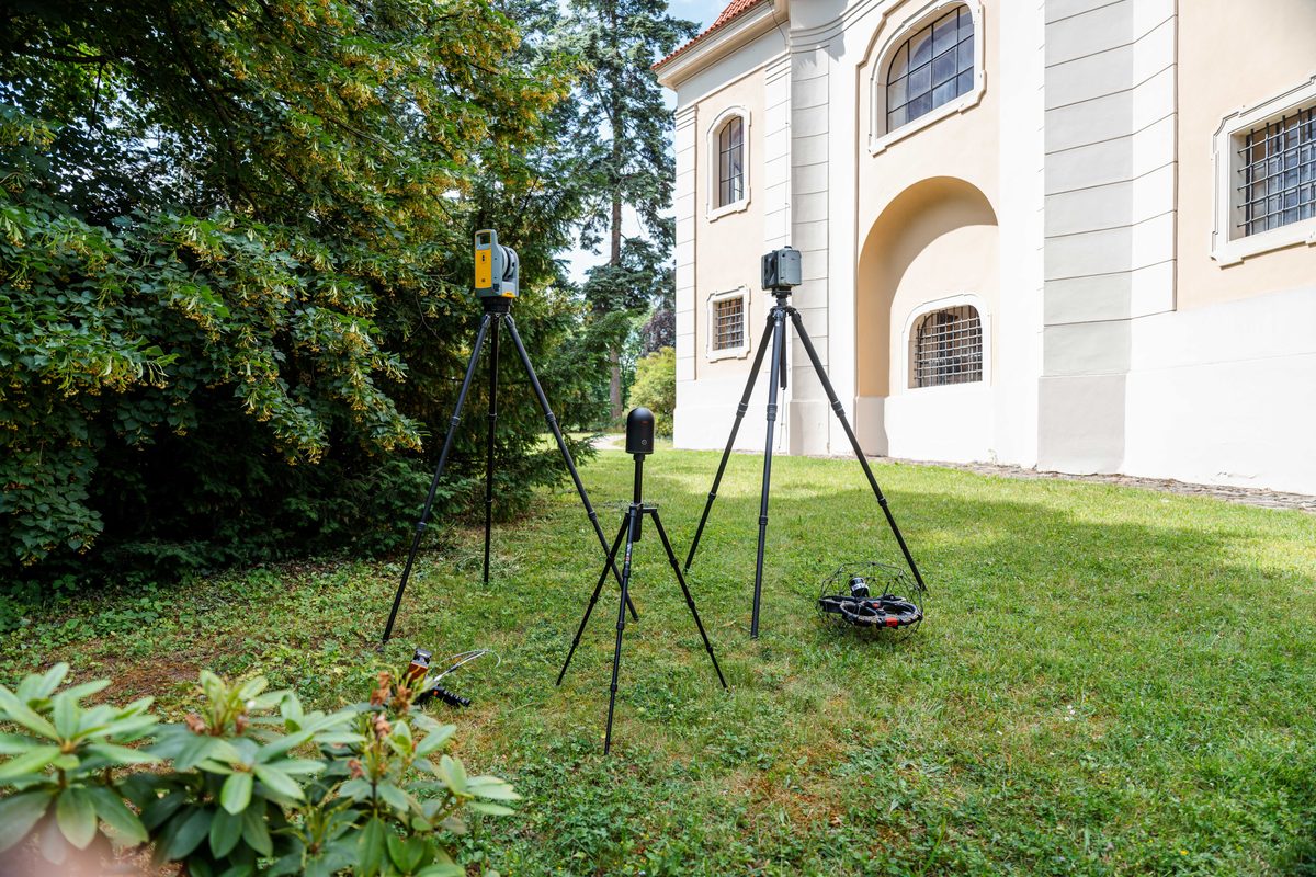 3D laserové skenery na stativech při skenování fasády kostela
