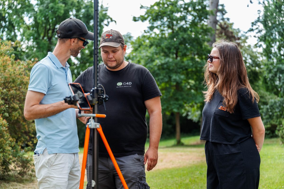 Účastníci kurzu s lektorem při měření GNSS metodou RTK