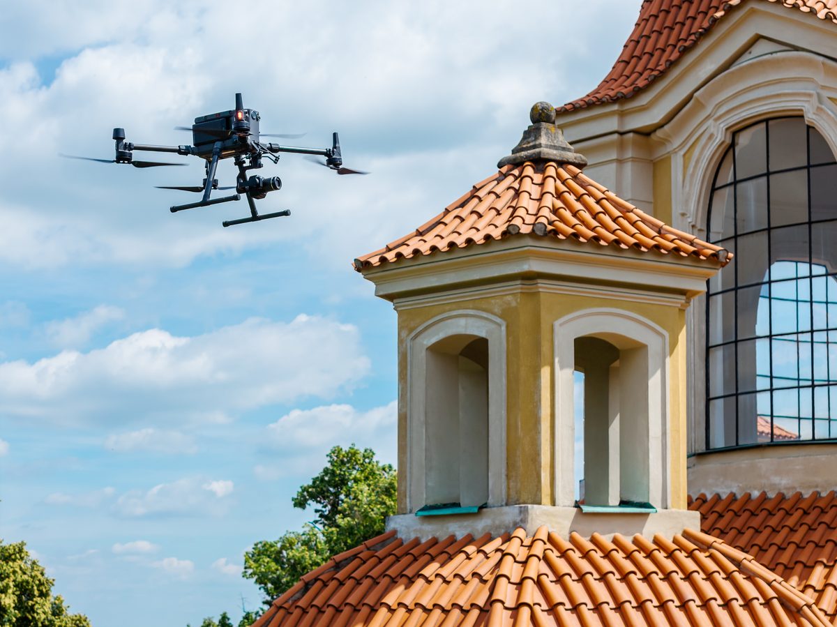 Dron při leteckém snímkování věže kostela