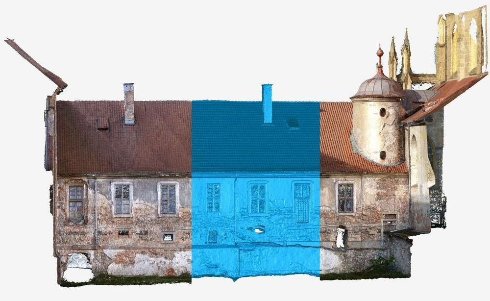 Mračno bodů z měřických snímků, modře zobrazen 3D trojúhelníkový model